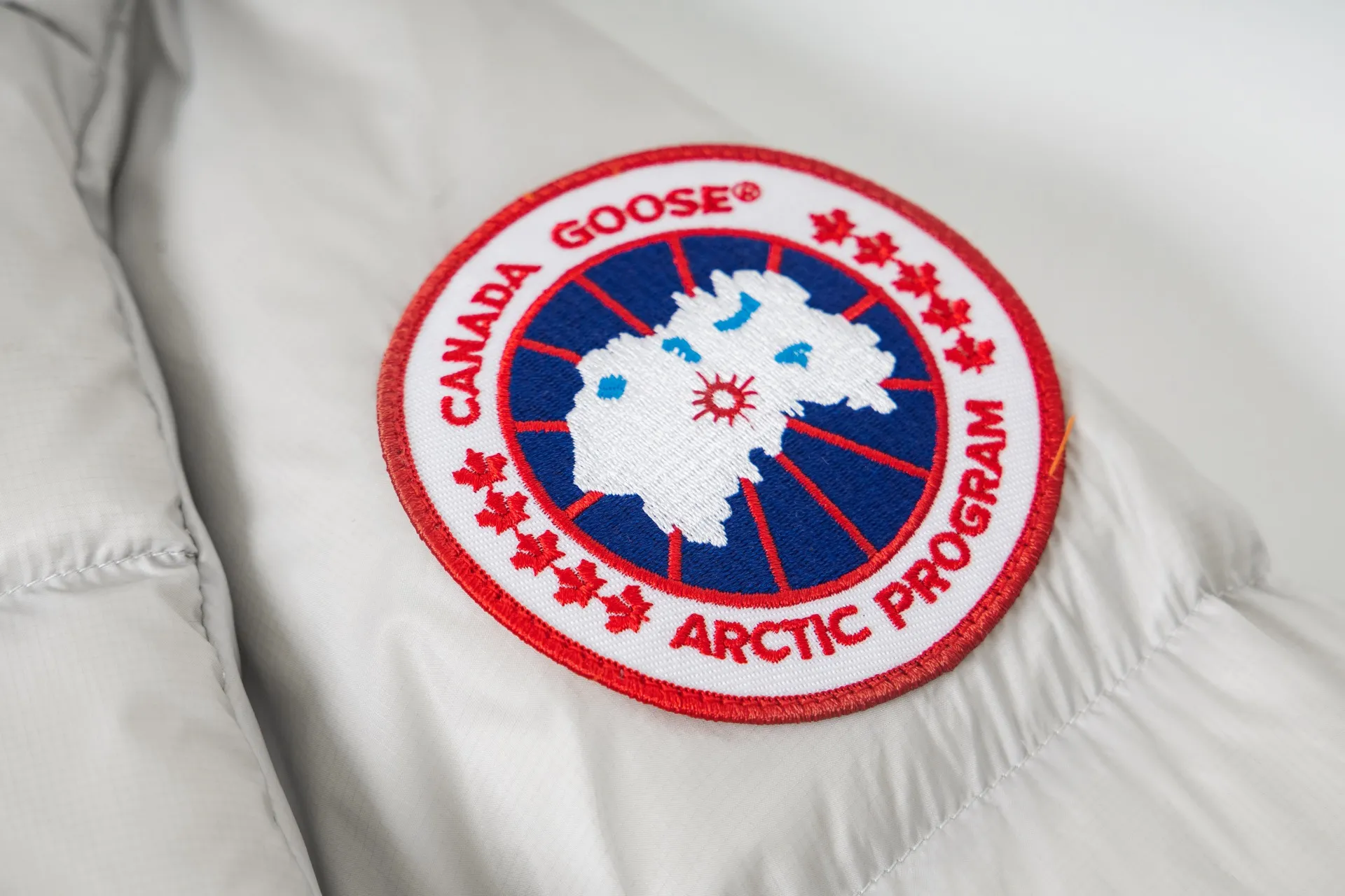 P790 model number: G122 Canada Goose's new Crofton series of lightweight couple's hooded down jacket 1️⃣The fabric is made of recycled Feather-Light tear-resistant fabric, which is ultra-light and has no sense of weight on the upper body. The unique black label highlights the temperament. The interior is filled with white duck down, making the upper body very light and comfortable! 2️⃣It is very youthful and energetic, and can be easily worn by both men and women. It is very in line with the fashion aesthetic concepts of today's young people! 3️⃣ Full set of customized accessories, complete with three standards, same style for men and women, a must-have for couples Color: Picture color Size: S, M, L, XL